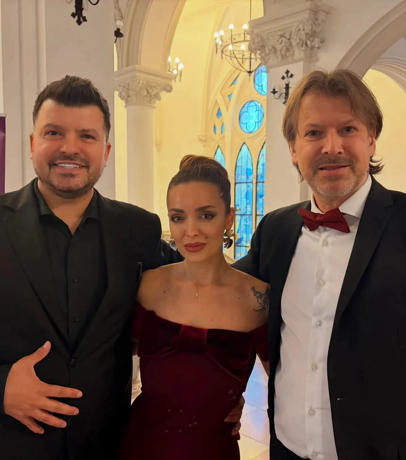 Gabriel Bîrjovanu alături de invitați la o gală artistică