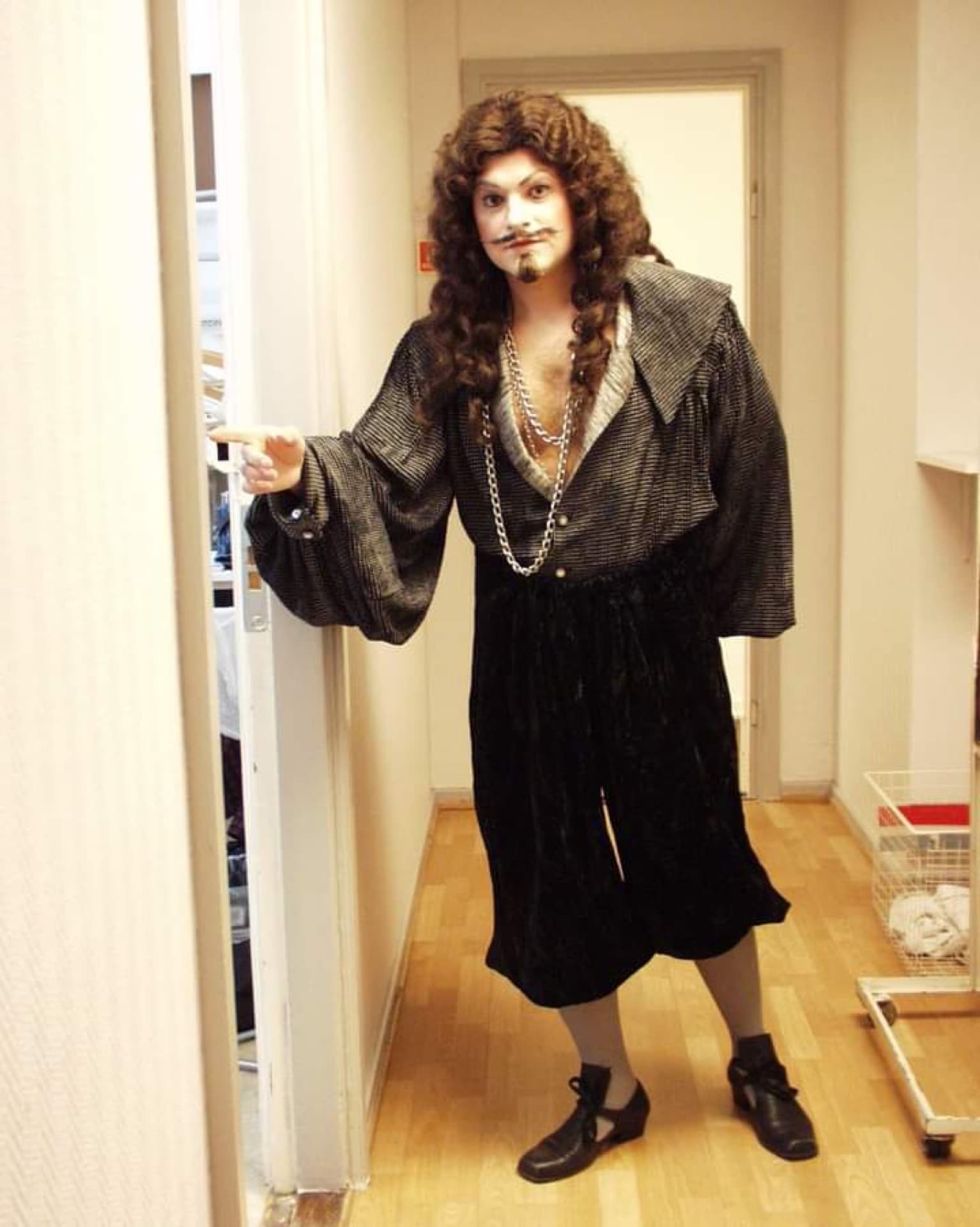 Tenor Gabriel Birjovanu singing at a national opera house