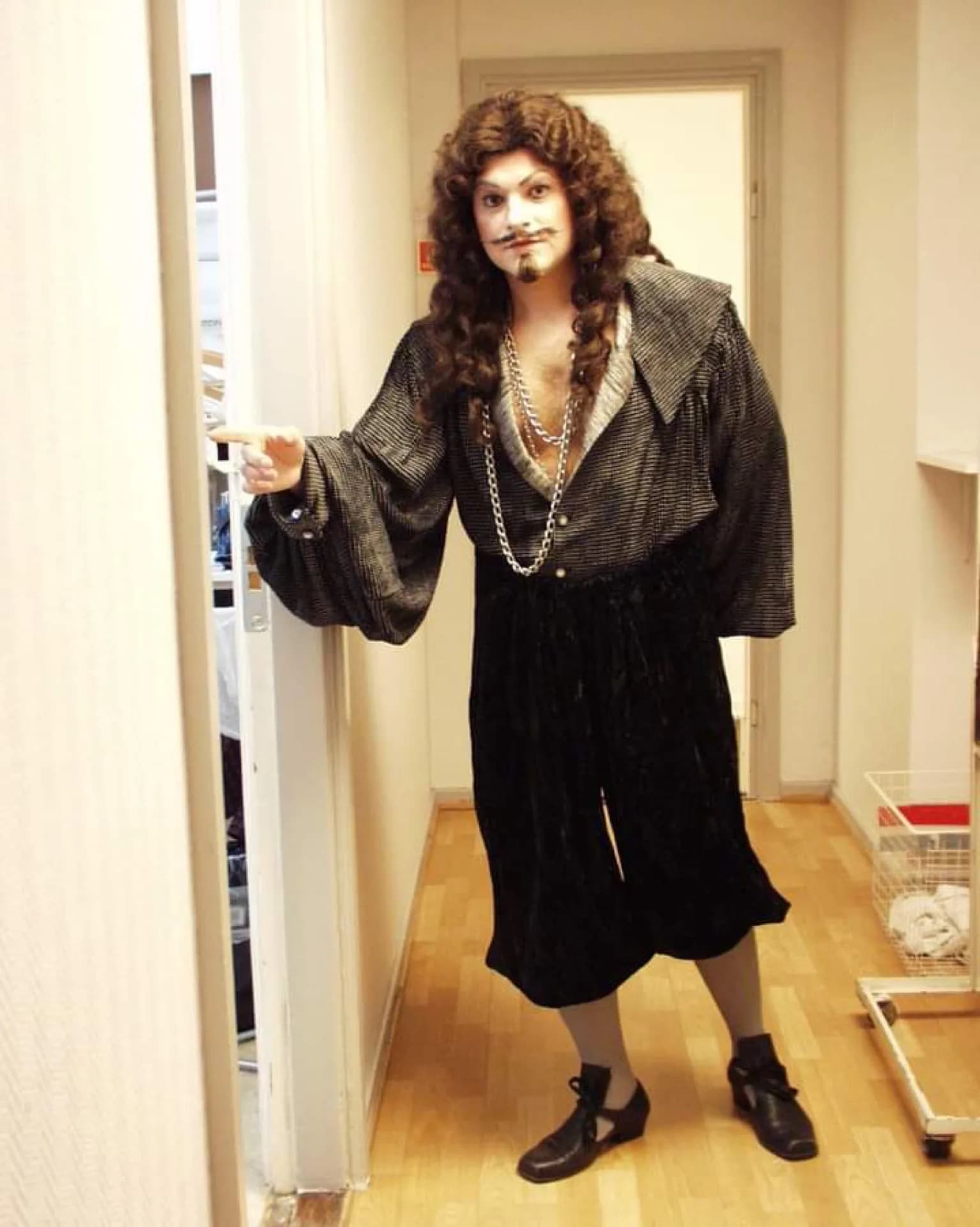 Tenor Gabriel Birjovanu singing at a national opera house